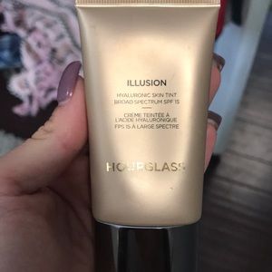 Hourglass Illusion hyaluronic skin tint